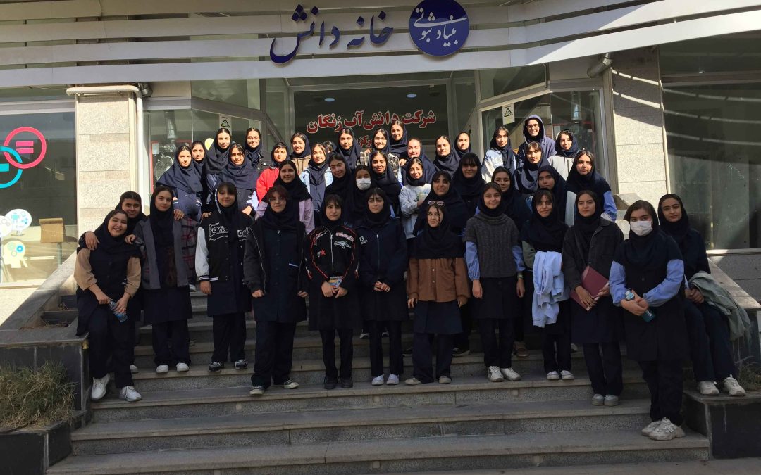 دانش‌آموزان مدرسه انتخاب در خانه دانش